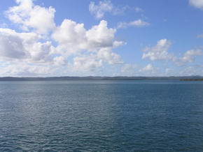 Fhrberfahrt mit Fraser Island im Hintergrund