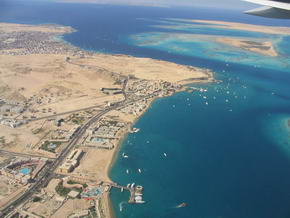 Anflug auf Hurghada mit einer Schleife über das Meer