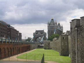 Tower of London mit der Tower Bridge im Hintergrund