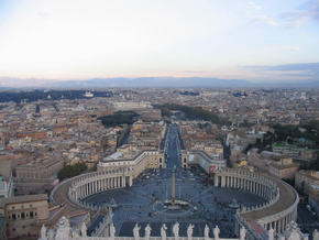 Blick auf den Petersplatz oben vom Petersdom