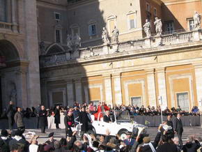 Papst Benedikt XVI im Papamobil
