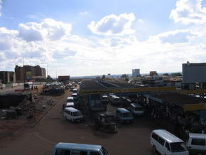 Bus Terminal in Soewto mit links dem Krankenhaus