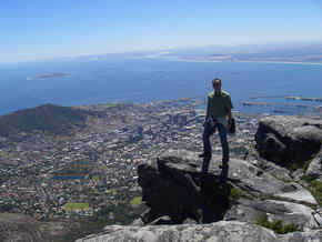 Auf dem Tafelberg mit den Husern Kapstadts im Hintergrund