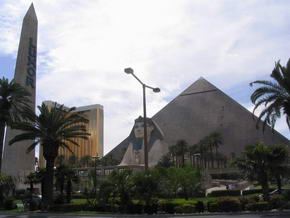 Hotel Mandaley Bay und die Luxor Pyramide