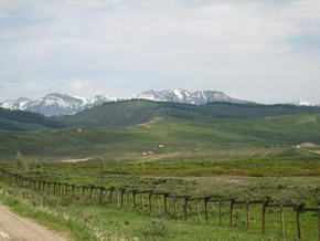 Die Ebene in Wyoming - immer die Berge in Blickweite