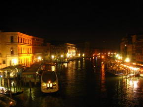 Der Canale Grande von der Rialtobrcke aus bei Nacht